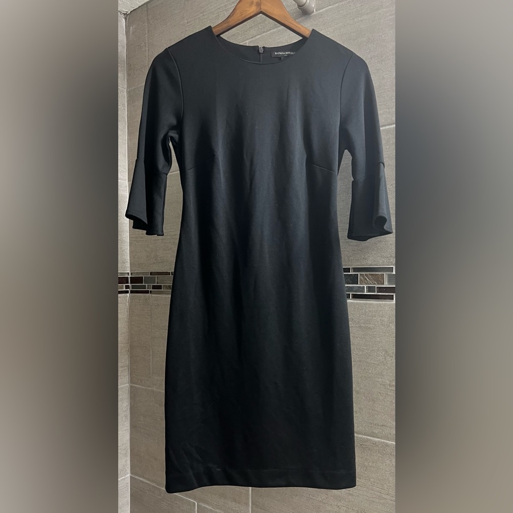 Banana Republic women’s size 4P black dress. Like new!